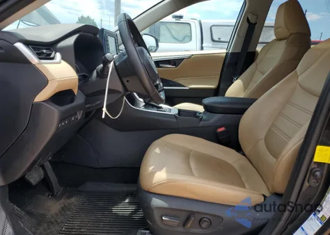 2019 Toyota Rav4 Xle Premium z USA, uszkodzony, nr VIN 2T3A1RFV0KW067639